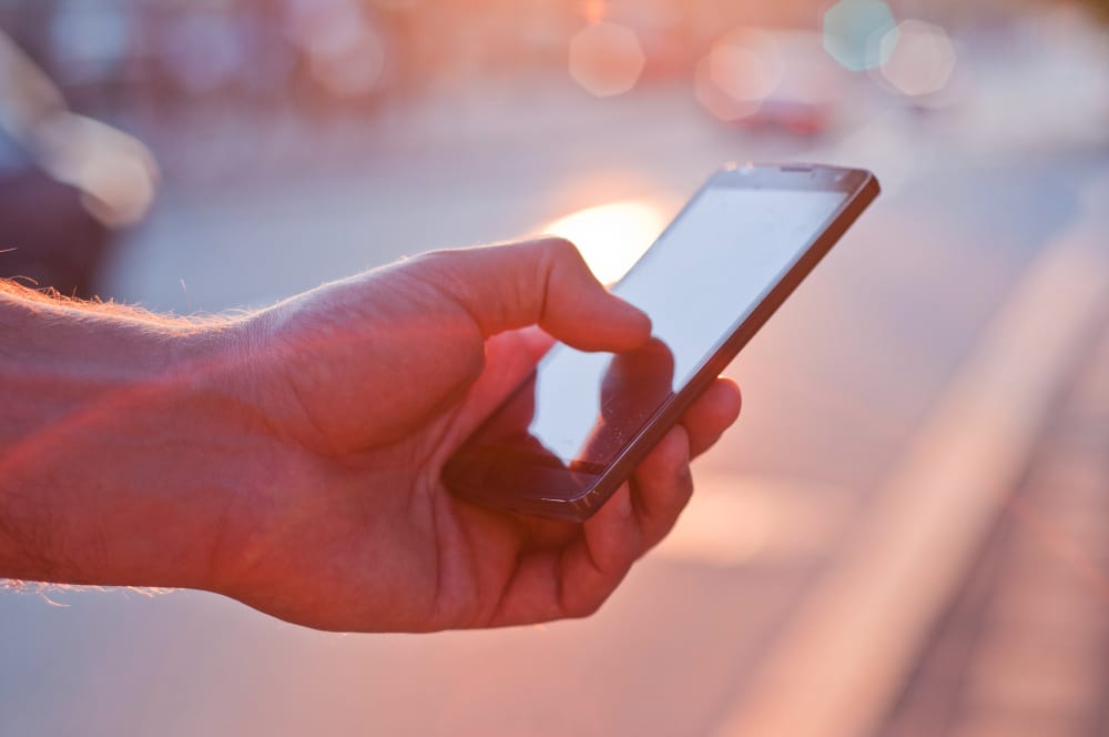 Mężczyzna kupujący voucher na prezent przez telefon w Gdańsku