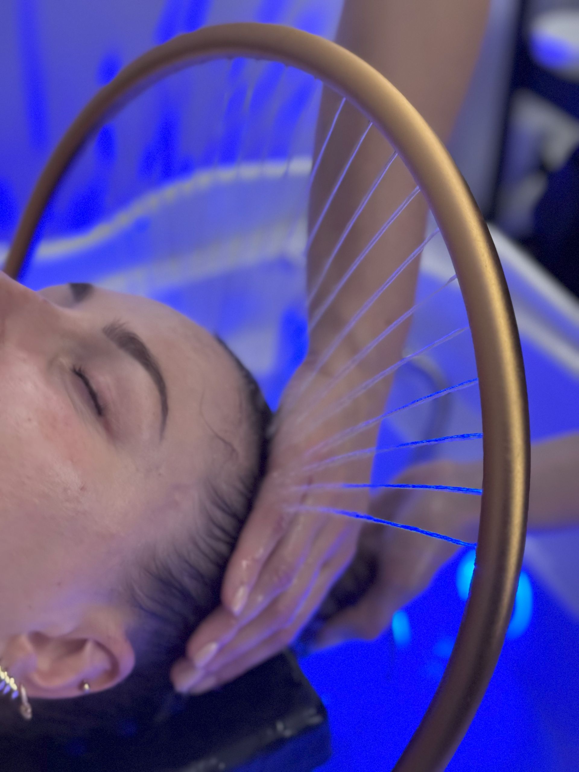Masaż głowy z efektem aureoli z wody podczas relaksującego zabiegu head spa w salonie spa