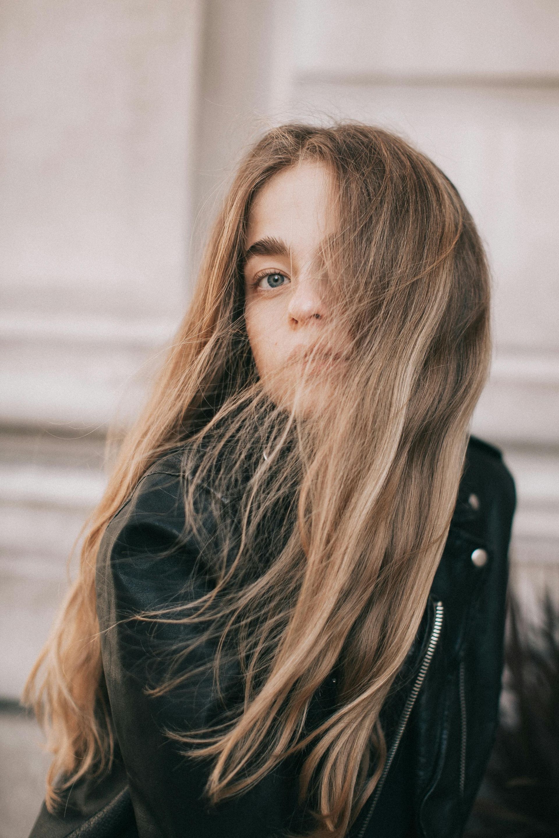 Kobieta z puszącymi się włosami wymagającymi wygładzenia